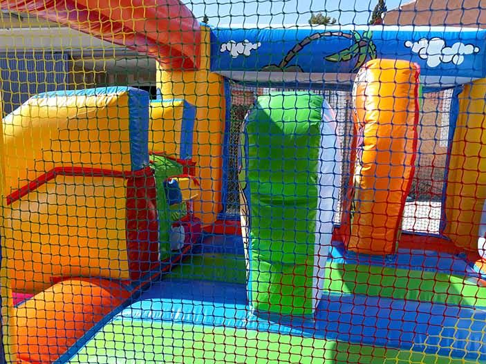 Drilo el Cocodrilo y su castillo hinchable