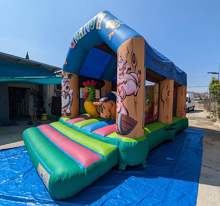 Castillo hinchable granja en alquiler 