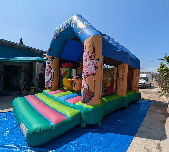 Castillo hinchable granja en alquiler 