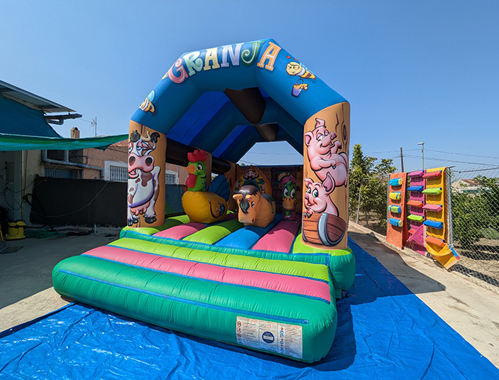 Castillo hinchable granja en alquiler 