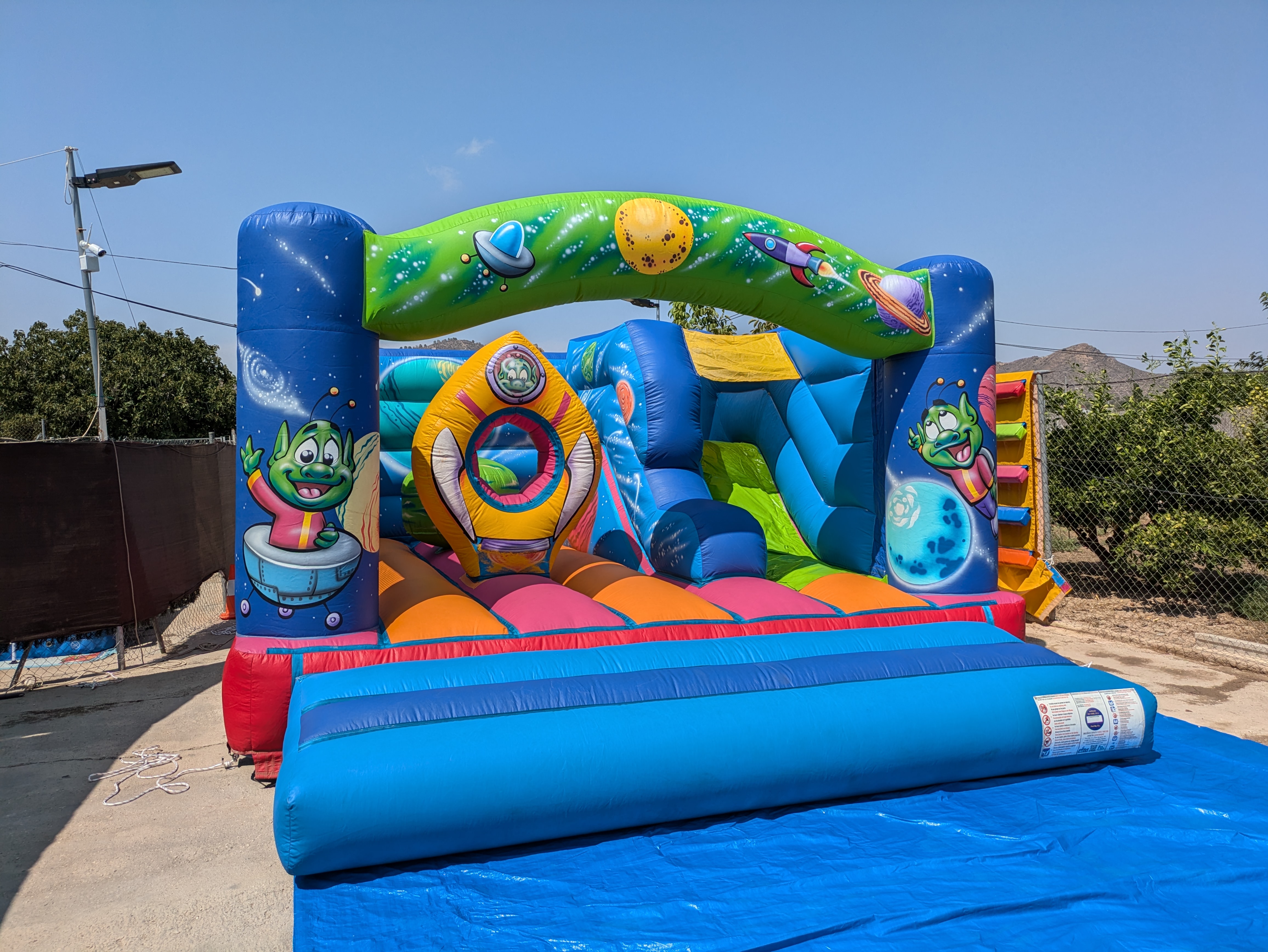 Castillo hinchable de marcianos en alquiler para cumpleaños 