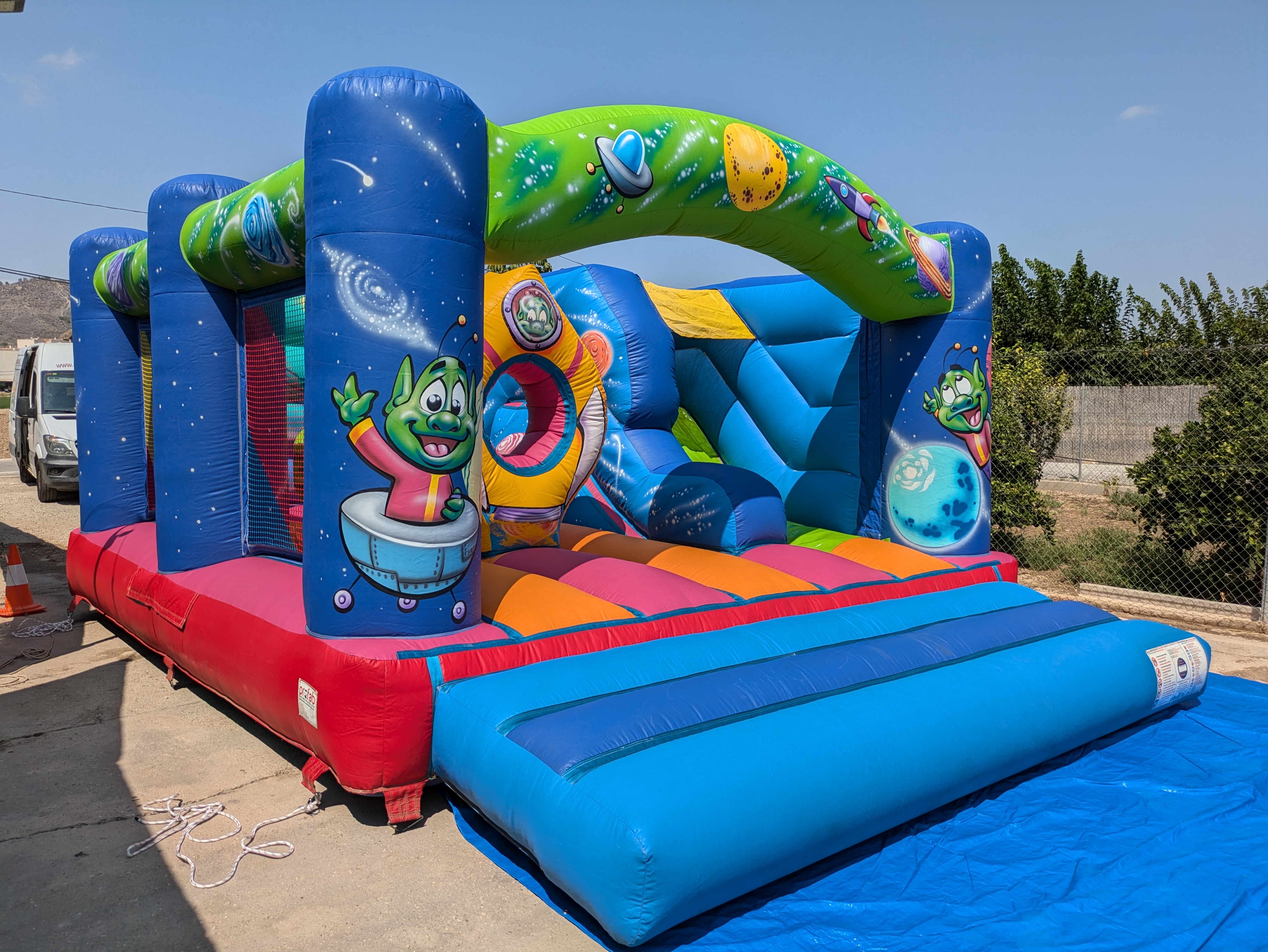 Castillo hinchable de marcianos en alquiler para cumplea�os 