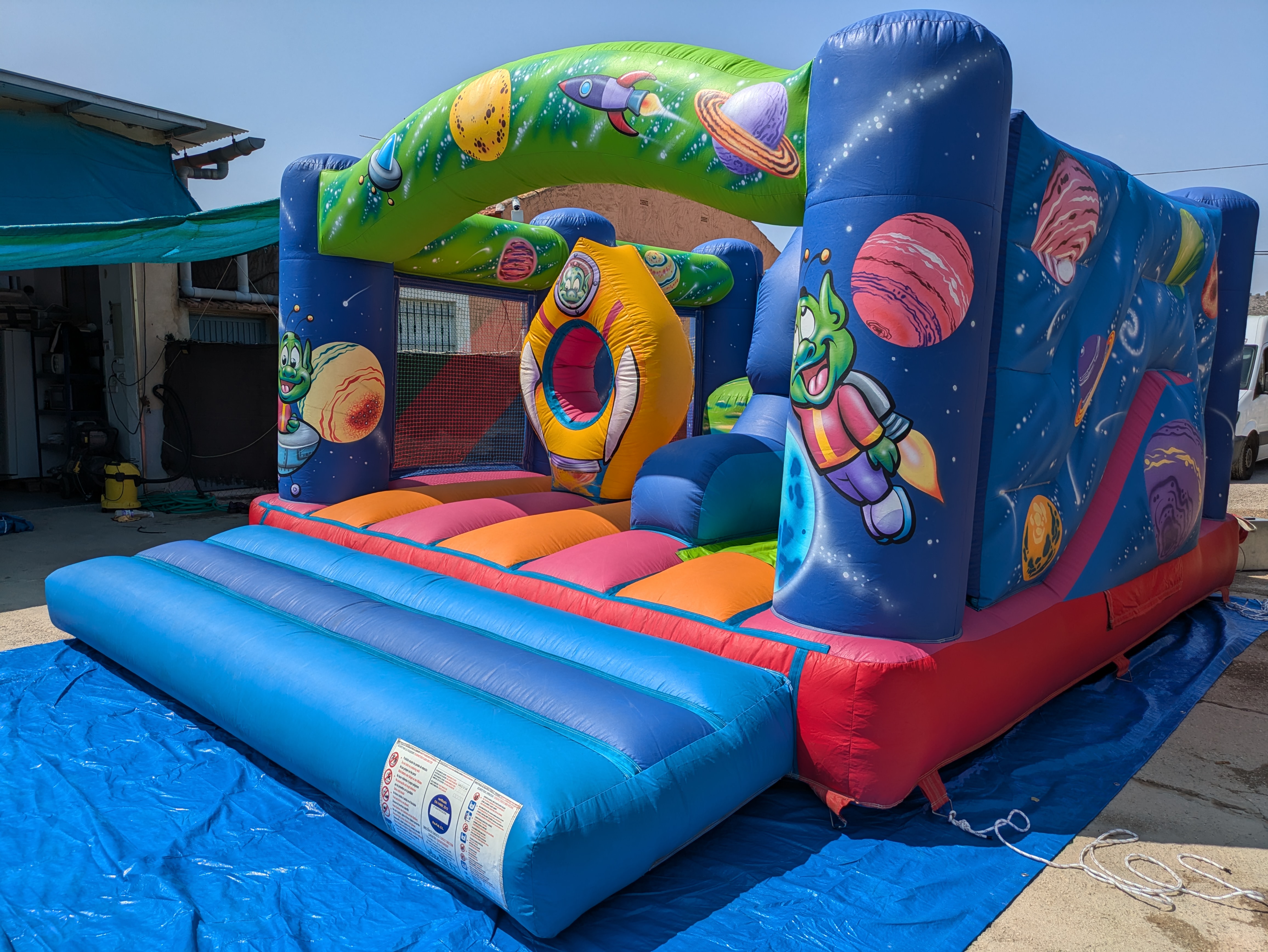 Castillo hinchable de marcianos en alquiler para cumplea�os 